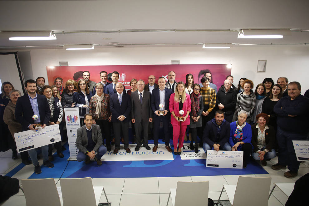 Foto de familia de los ganadores, organizadores y representantes de las entidades beneficiaras del Reto Solidario.